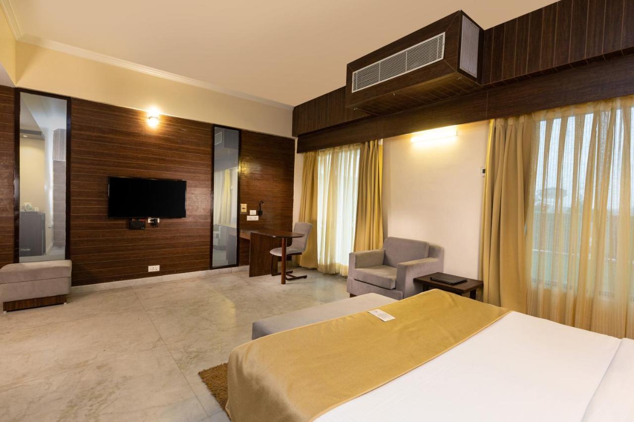 เดอะ โซลิแทร์ เทหราทุน Hotel เดห์ราดุน ภายนอก รูปภาพ