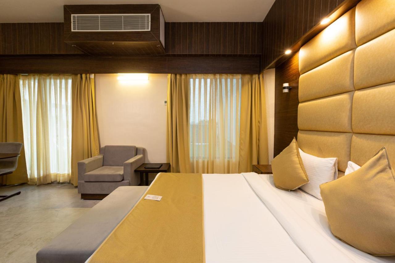 เดอะ โซลิแทร์ เทหราทุน Hotel เดห์ราดุน ภายนอก รูปภาพ