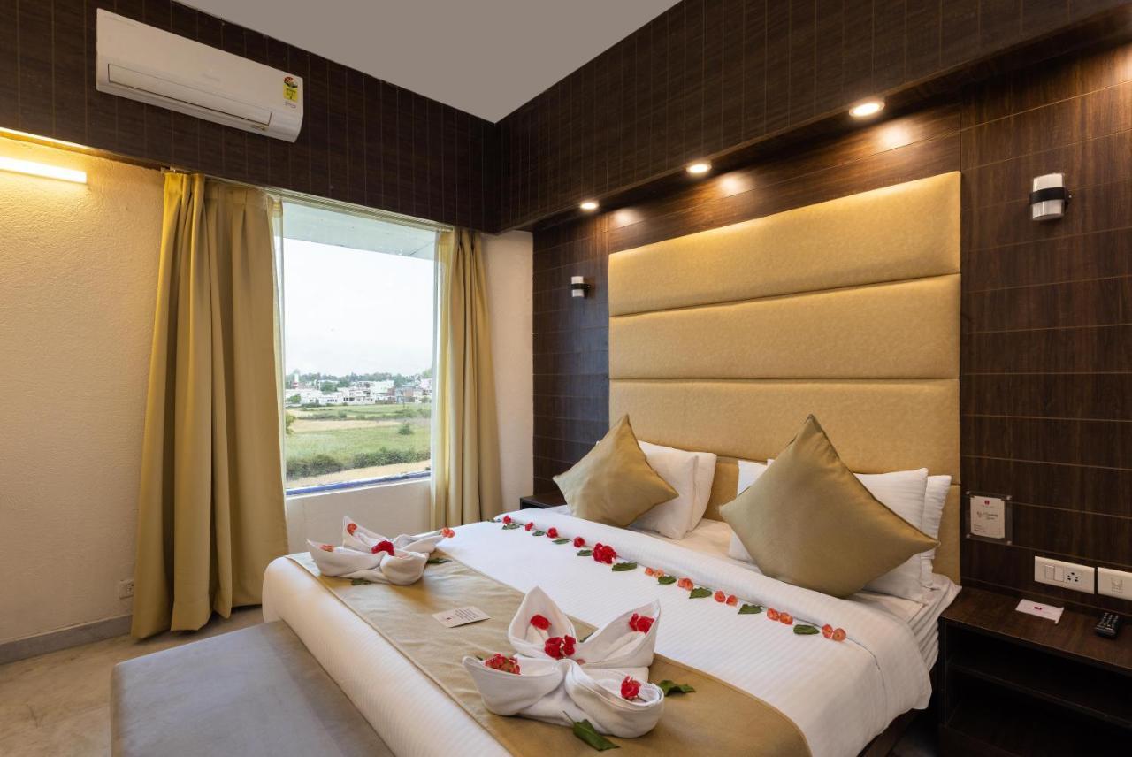 เดอะ โซลิแทร์ เทหราทุน Hotel เดห์ราดุน ภายนอก รูปภาพ
