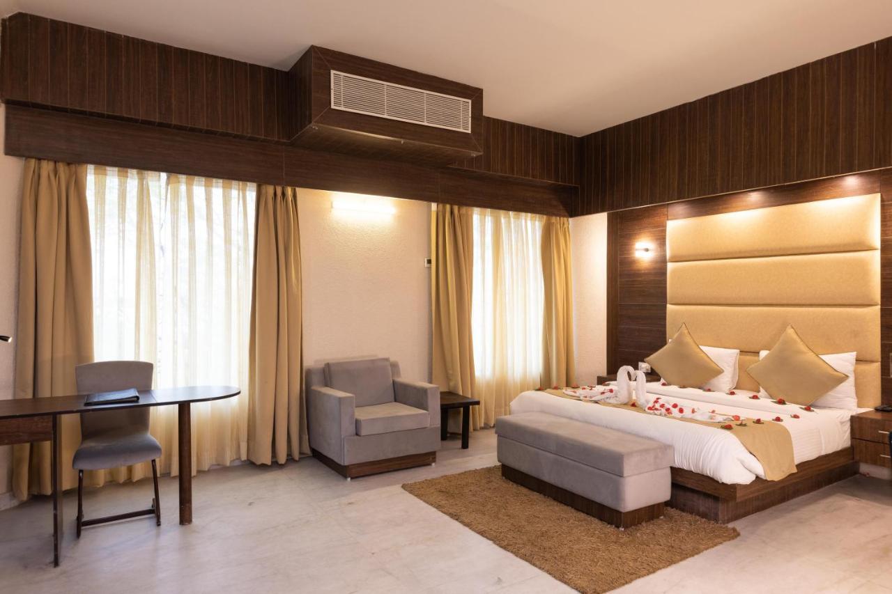เดอะ โซลิแทร์ เทหราทุน Hotel เดห์ราดุน ภายนอก รูปภาพ