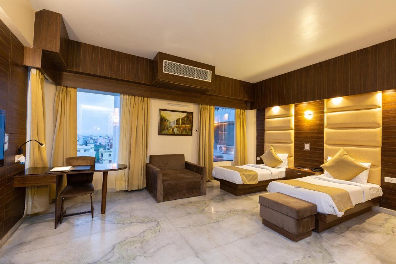 เดอะ โซลิแทร์ เทหราทุน Hotel เดห์ราดุน ภายนอก รูปภาพ