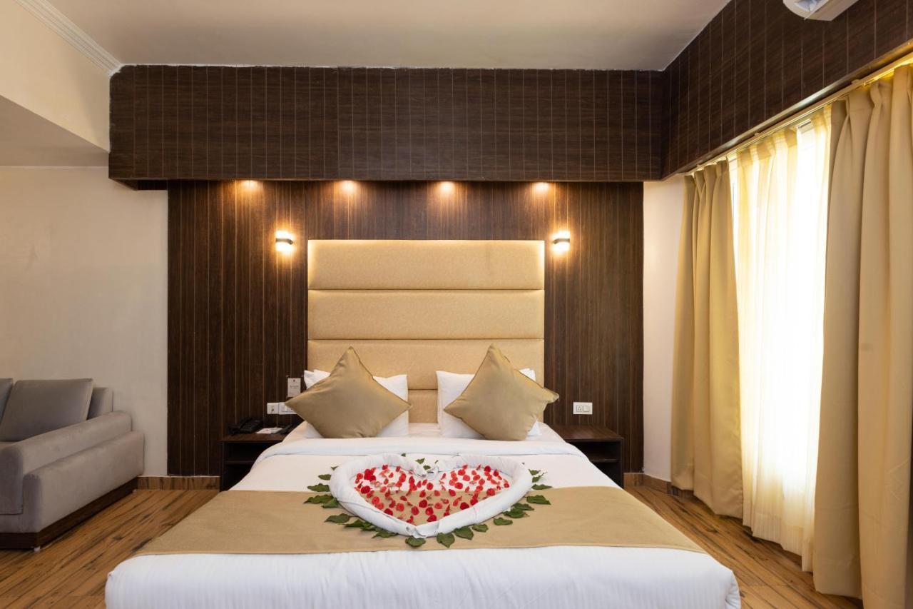 เดอะ โซลิแทร์ เทหราทุน Hotel เดห์ราดุน ภายนอก รูปภาพ