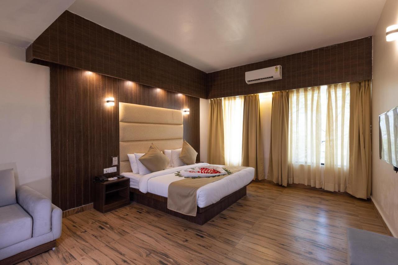 เดอะ โซลิแทร์ เทหราทุน Hotel เดห์ราดุน ภายนอก รูปภาพ
