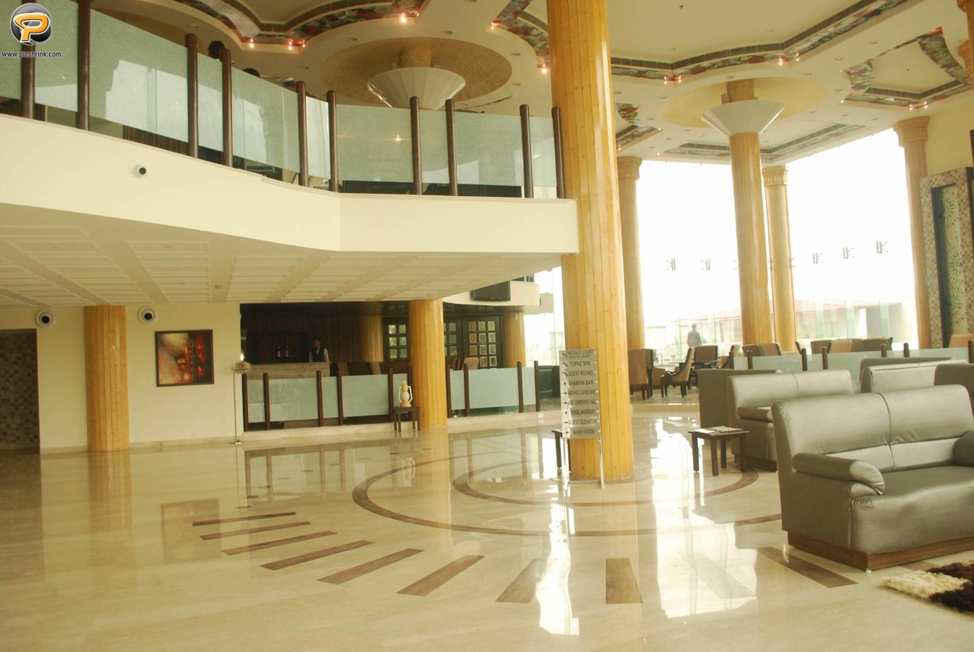 เดอะ โซลิแทร์ เทหราทุน Hotel เดห์ราดุน ภายนอก รูปภาพ