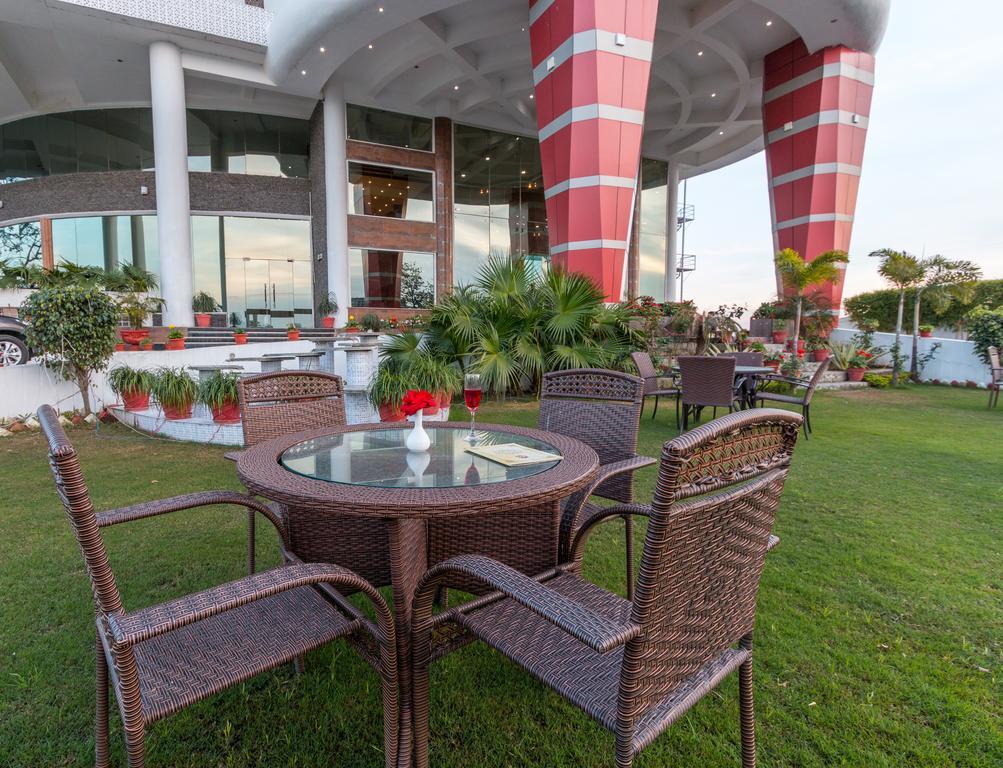 เดอะ โซลิแทร์ เทหราทุน Hotel เดห์ราดุน ภายนอก รูปภาพ