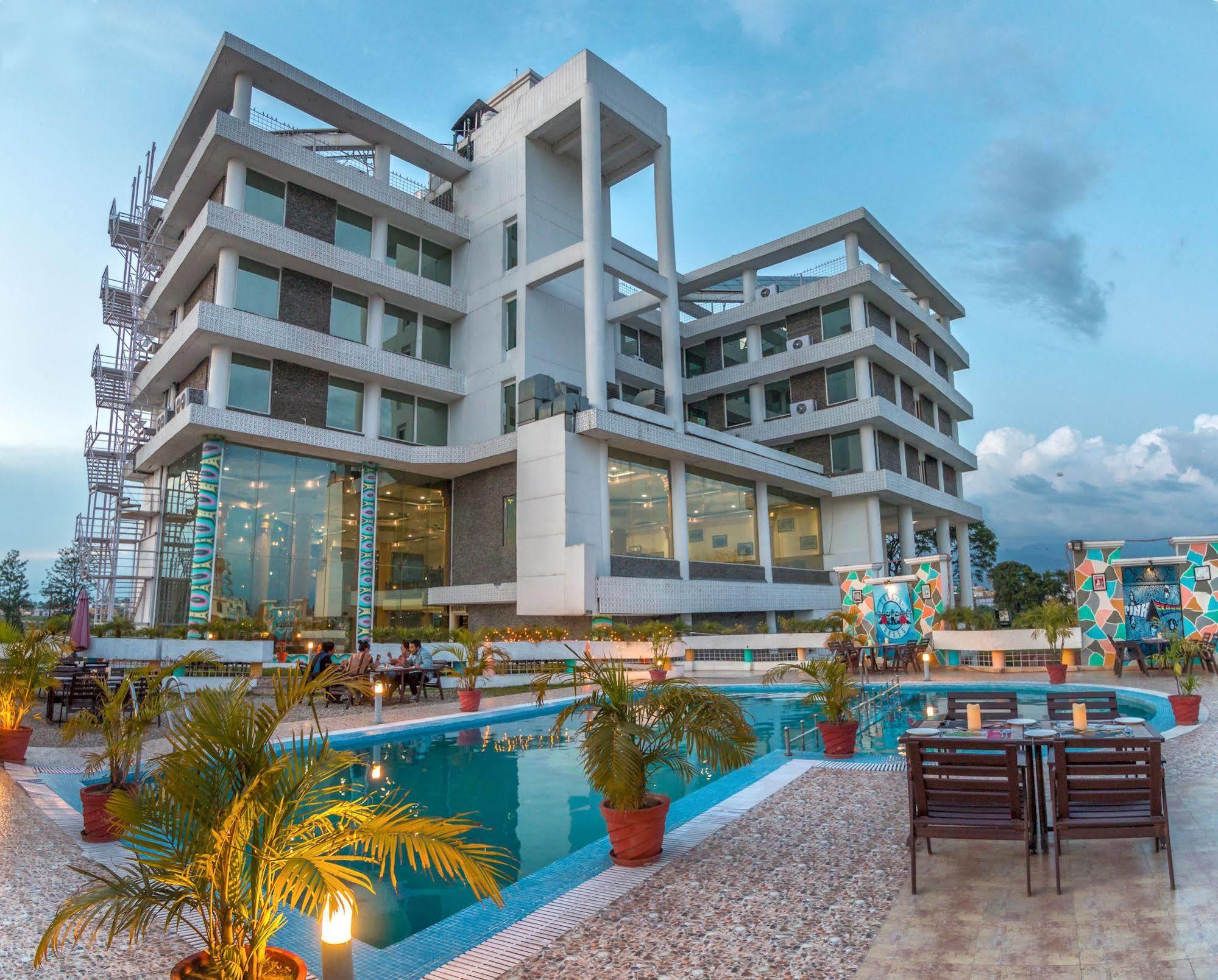เดอะ โซลิแทร์ เทหราทุน Hotel เดห์ราดุน ภายนอก รูปภาพ